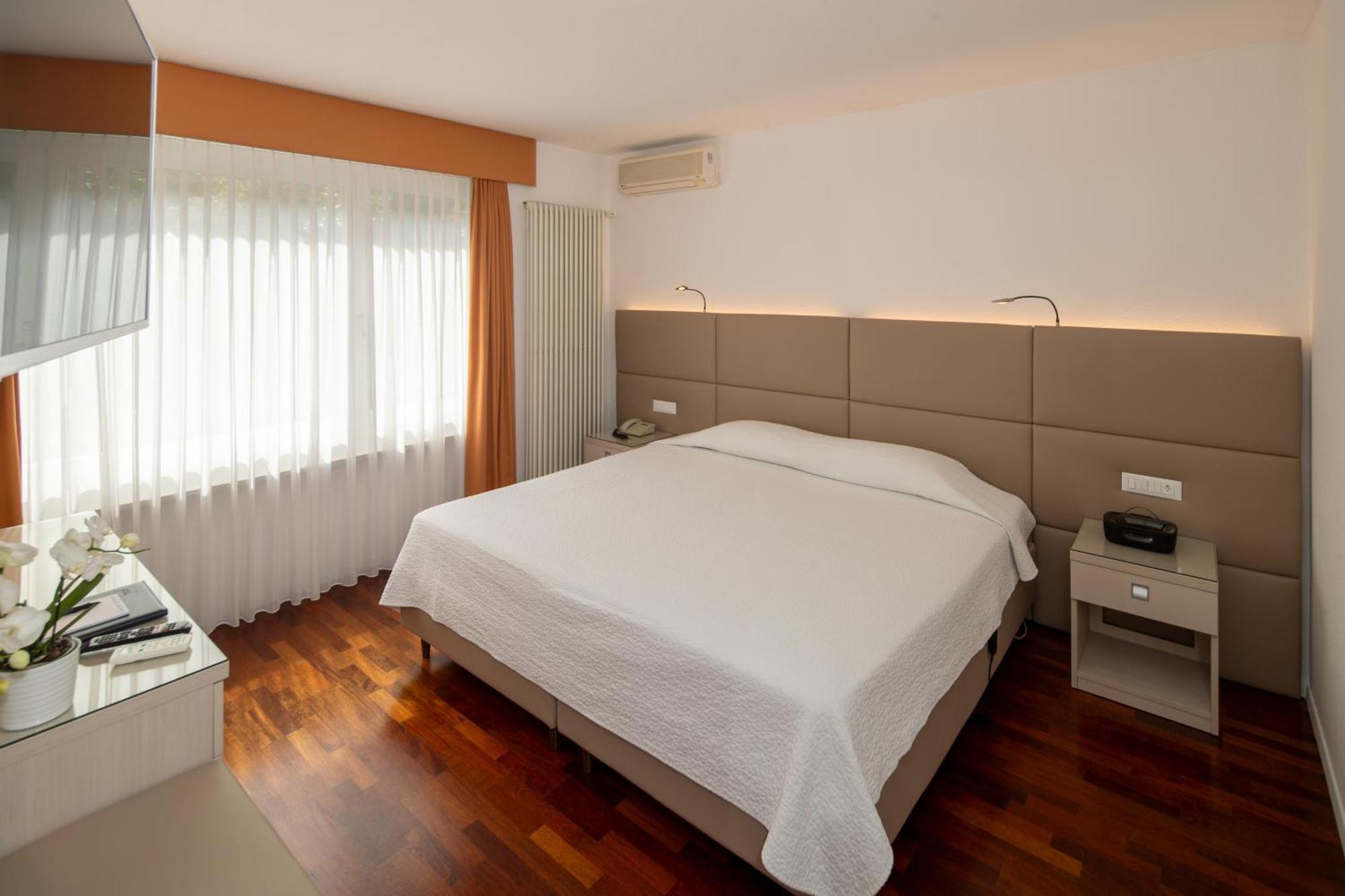 Hotel Campione Bissone Bagian luar foto